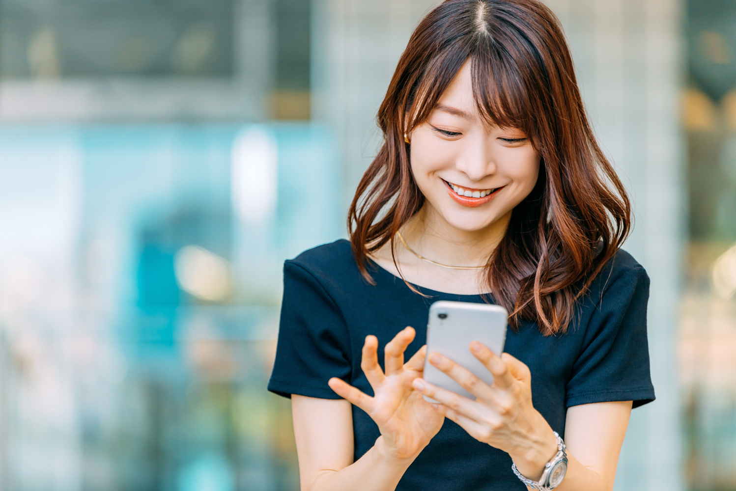 スマートフォンを見る女性